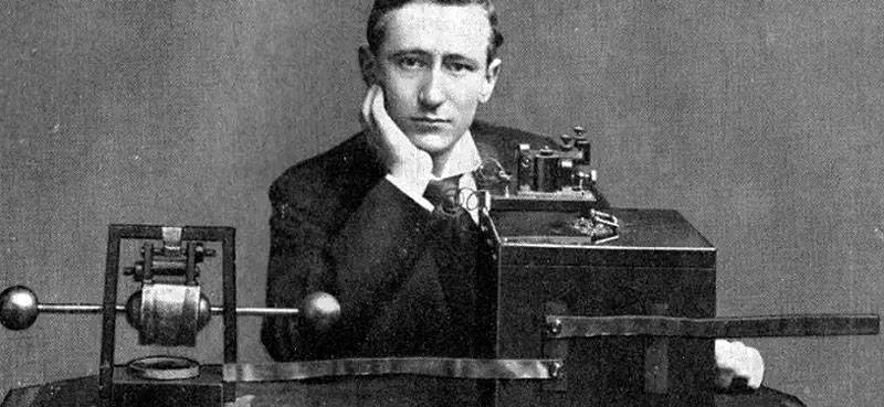 File:Marconi-w-radio.jpg