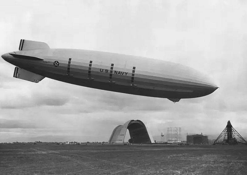 Early-Moffett-Field-w-dirigible wikimedia-commons.jpg