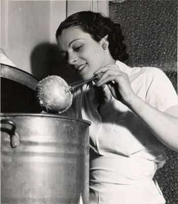 File:Aug 12 1937 Helen Kurtz serving food in a soup kitchen for striking 5 & 10 cent store workersAAD-5374.jpg