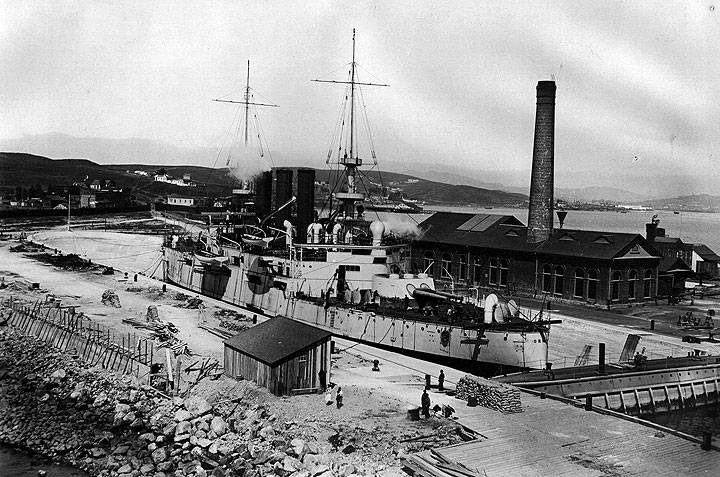 File:Destroyer-in-graving-dock-at-HP-1904.jpg