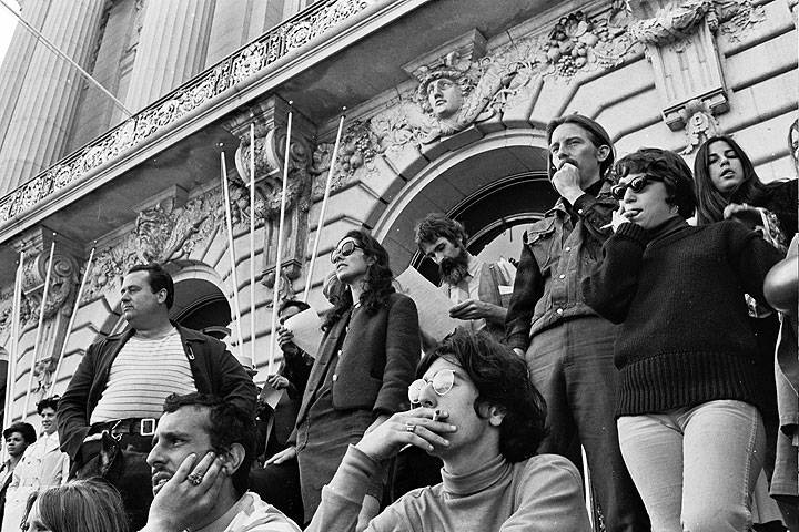 File:Diggers-and-passersby-watch-from-City-Hall-steps 0444 Chuck-Gould.jpg