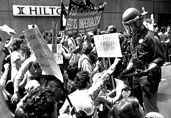 Police-pressure-Salvador-demonstrators-at-Hilton.jpg