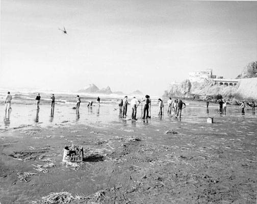 Oil spill cleanup ocean beach 1971 AAB-9967.jpg