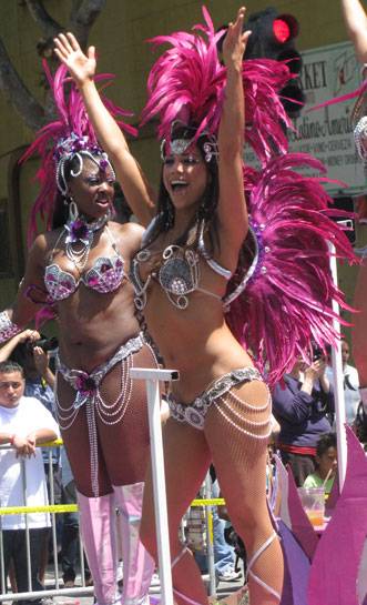 File:Carnaval-2010-beauty-w-hands-up 7570.jpg