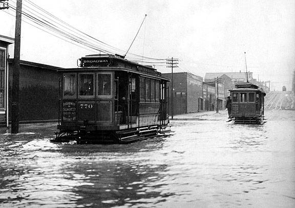 1905 16th-and-Folsom-streetcars-in-flood-SFPL-AAB-5929.jpg