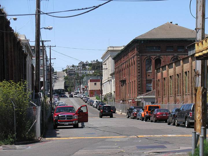 File:Dogpatch-view-west-on-20th-2012 9895.jpg