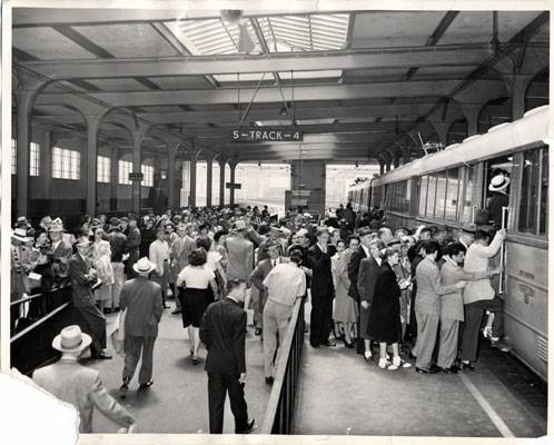 June 8 1948 passengers boarding AAK-1354.jpg