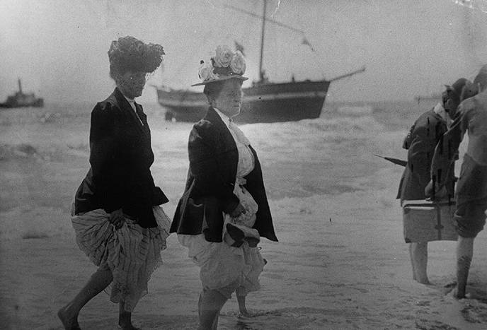 Wimmin$women-on-shore-1909.jpg