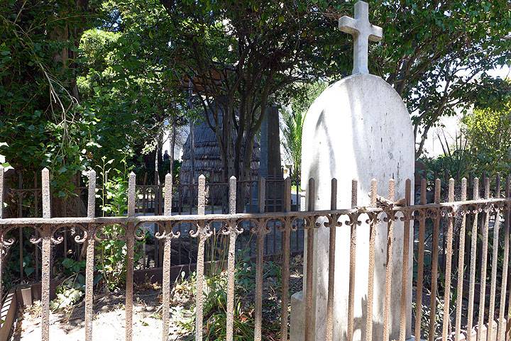 File:Mission-Dolores-Cemetery-with-Ohlone-Hut P1100737.jpg