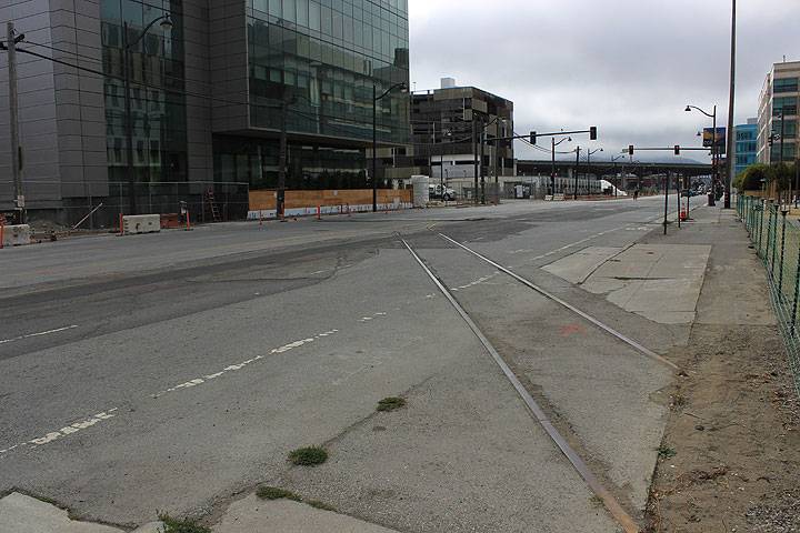 File:Roundhouse-tracks-on-16th-in-Mission-Bay-2014 4067.jpg