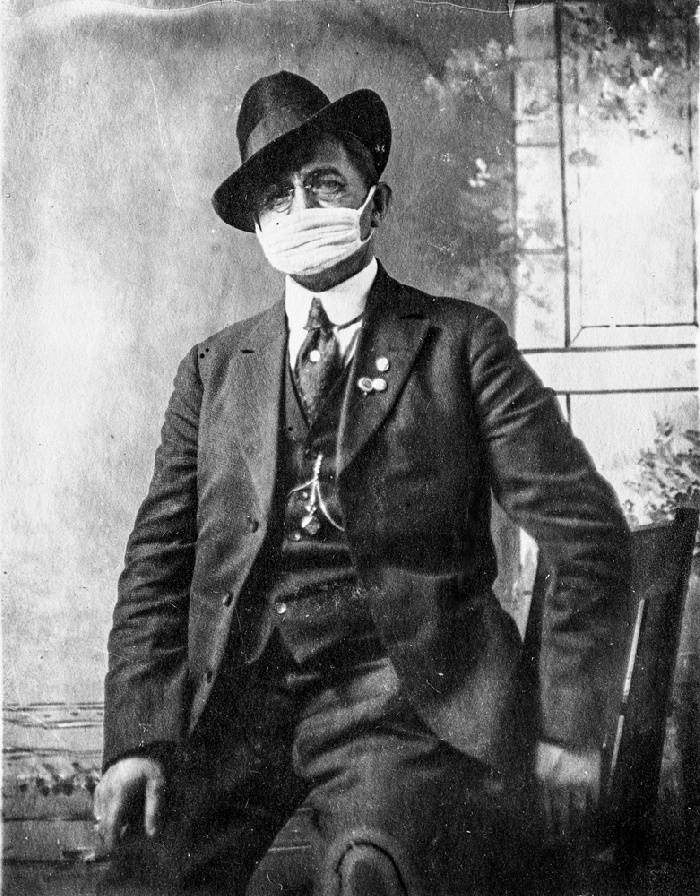 Man wearing influenza mask 1918 wnp26.1205.jpg