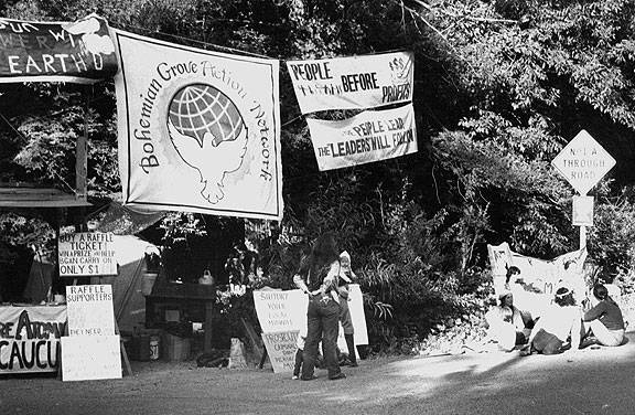 File:Bohemian-grove-front-gate-pic-3-banners.jpg