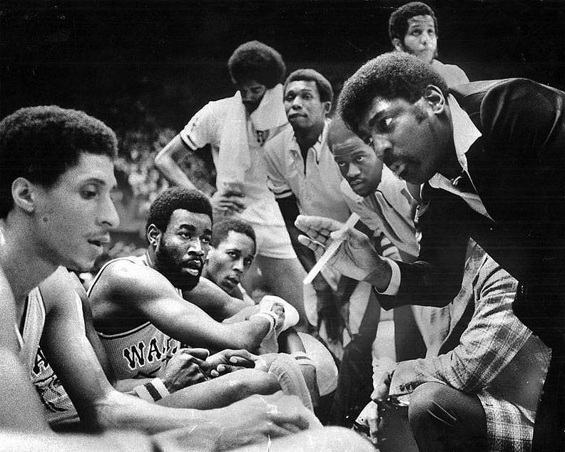 Al-Attles-confers-with-Phil-Smith-and-team-during-1976-timeout-by-Stephanie-Maze-SFChron.jpg