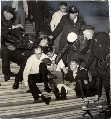 Huac may 13 1960 cops w protestors on rotunda steps AAF-0736.jpg