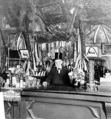 File:Cobweb Palace man at bar AAB-1903.jpg