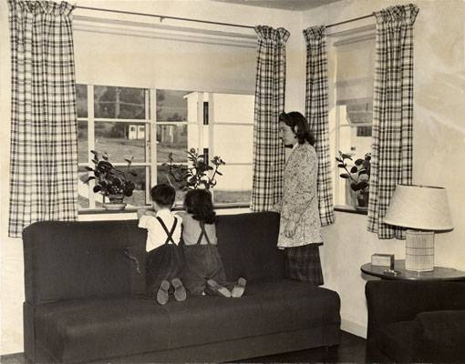 File:Donald Sanchez, Frances Bonnici and Mrs. Alice Stinchcomb in an apartment at the Sunnydale housing project 1941 AAD-6108.jpg
