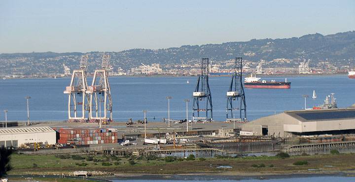 File:Pier-90-cranes-w-oakland-behind 1364.jpg