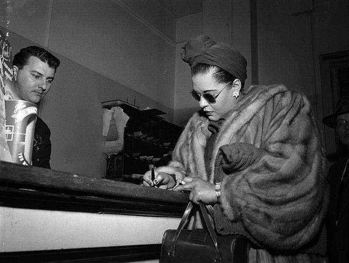Billie-Holiday-at-the-Hall-of-Justice-on-a-narcotics-charge,-Jan.-22,-1949-BANC-PIC-130089.01.jpg