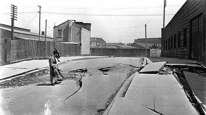 File:1906-quake-cracks-on-Dore-Alley-A22.34.200n.jpg