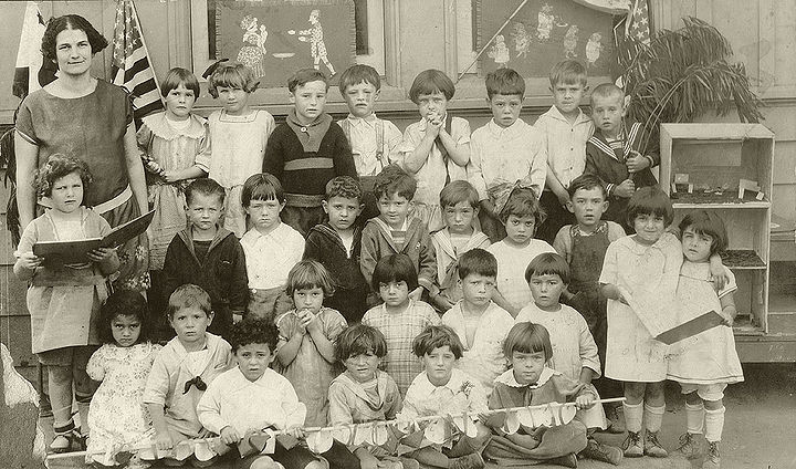 Bret-Harte-Grammar-School-Kindergarten-class-1925.jpg