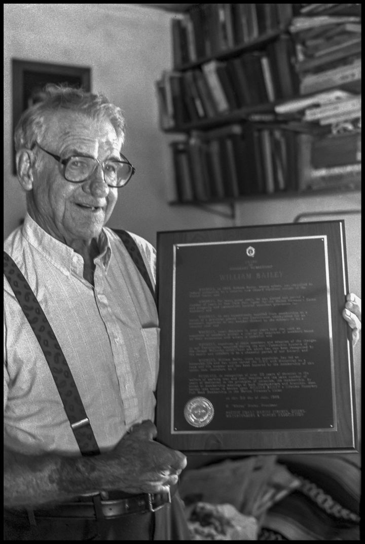 Bill Bailey w plaque by David Bacon 30899-11.jpg