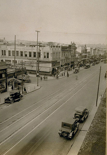 File:North-on-Mission-St.-from-20th-St.-showing-cor.-19th-&-Mission-St.jpg