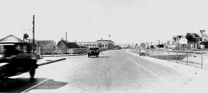 Bernal-Ave-(San-Jose-Ave)-sw-at-St-Marys-Ave-SPRR-at-right-1930-SFPL.jpg