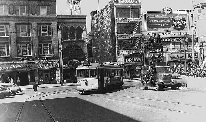 K-streetcar-turning-into-transbay-ramp-with-Fun-Terminal-on-1st-St-behind-c1940s.jpg