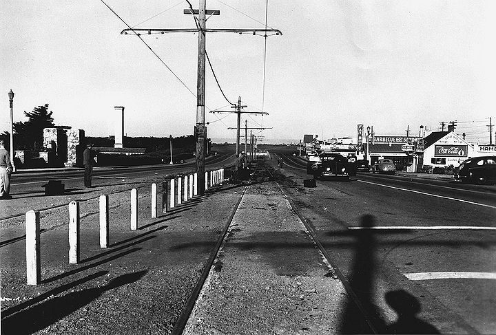 Sloat-Bl-d-looking-west-at-45th-Ave-Fleishhacker-Zoo-at-left-1942-SFPL.jpg